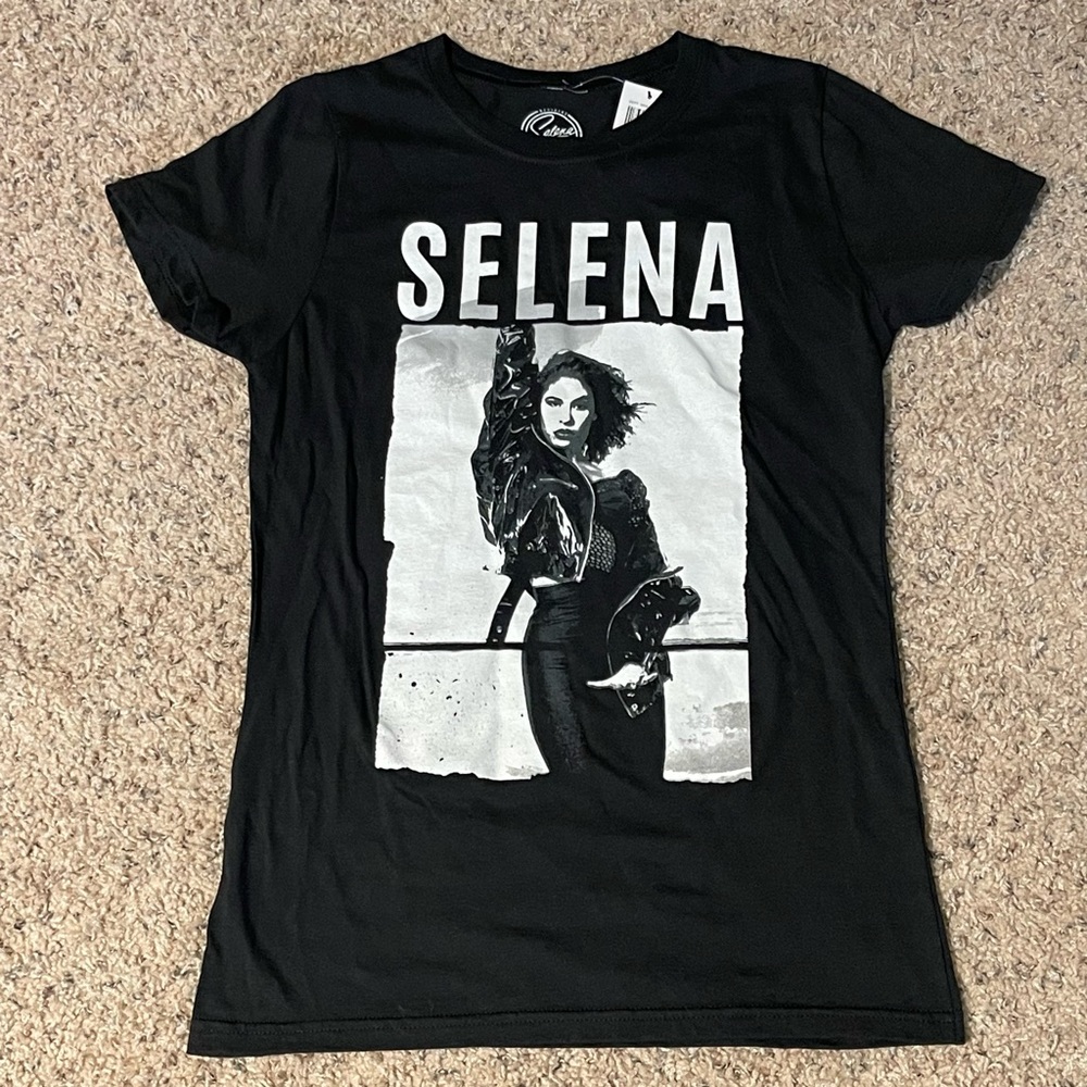 WOMEN’S OFFICIAL SELENA GRAPHIC TEE